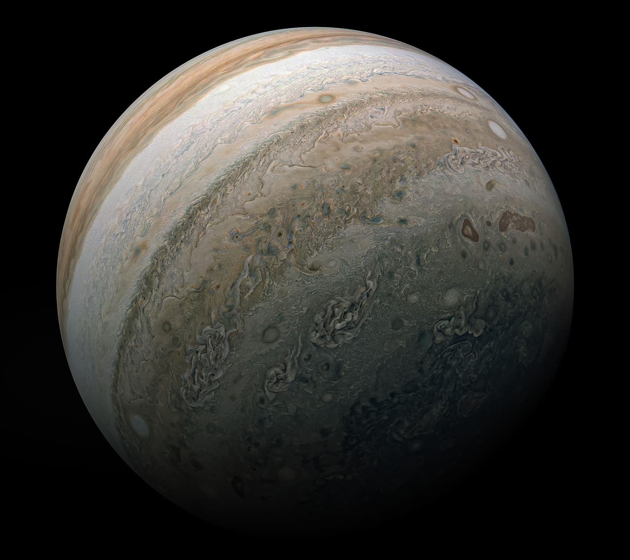 Juno también descubrió que el planeta está siendo bombardeado por partículas diminutas pero poderosas que provienen de Marte. La gravedad de Júpiter actúa como una puerta que empuja a los micrometeoritos fuera de su órbita, tal como pudo haber hecho con pequeños planetas antiguos de nuestro sistema solar. 
<br>