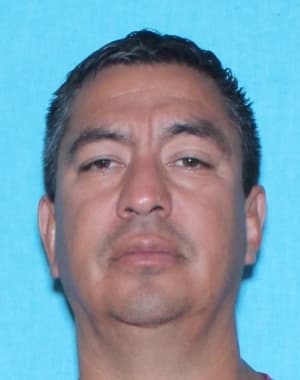 Por 
<b>Raúl Herrera, Jr. se ofrecen</b> $7,500 de recompensa.
<br>
<br>Según las autoridades, Herrera, Jr. está afiliado a la 
<b>pandilla Tango Vallucos y también estuvo en la pandilla Texas Syndicate</b>. Además, se le imputa tener vínculos con la zona del Valle del Río Grande, incluido McAllen, y con México. 
<br>
<br>En 1990, fue declarado culpable de dos cargos de agresión con agravantes y posteriormente condenado a 10 años de prisión. 
<br>
<br>En 2002, fue declarado culpable en un tribunal federal de conspiración para 
<b>poseer con la intención de distribuir cocaína</b> y delincuente en posesión de un arma de fuego,
<b> por lo que fue condenado a 11 años de cárcel. </b>
<br>
<br>En 2014, fue declarado 
<b>culpable de lavado de dinero</b> y posteriormente condenado a tres años de prisión. 
<br>
<br>El 4 de mayo de 2023, se emitieron órdenes de arresto en el condado de Hidalgo contra Herrera por agresión sexual con agravantes, agresión con agravantes con arma mortal, agresión que causa lesiones corporales a un miembro de la familia y violación de fianza/orden de protección.