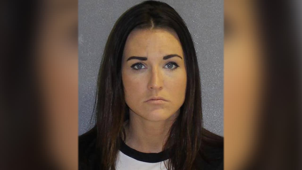 La maestra 
<a href="https://www.univision.com/local/miami-wltv/en-libertad-maestra-de-florida-acusada-de-tener-relaciones-sexuales-con-alumno-de-14-anos">Stephanie Peterson</a>, de 26 años, fue arrestada en 2018 por sostener una relación inapropiada con un alumno de 14 años.