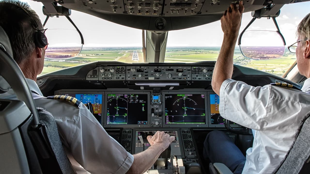 <b>1. Piloto comercial</b>
<br>El trabajo mejor pagado sin necesitar un título universitario en el área de Sacramento es como piloto comercial. Estos trabajadores ganan un salario anual promedio de 
<b>$152,290</b>. Ellos navegan vuelos locales en rutas aéreas no programadas, helicópteros o ambulancias aéreas, pero a pesar de que sólo necesitas un diploma de escuela secundaria, si requieren un certificado de piloto comercial. No incluye pilotos de vuelos nacionales o internacionales.