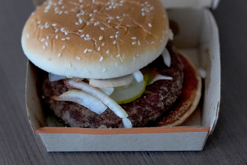 McDonald's descarta que la carne originara el mortal brote de E. coli y anuncia el regreso del "cuarto de libra"