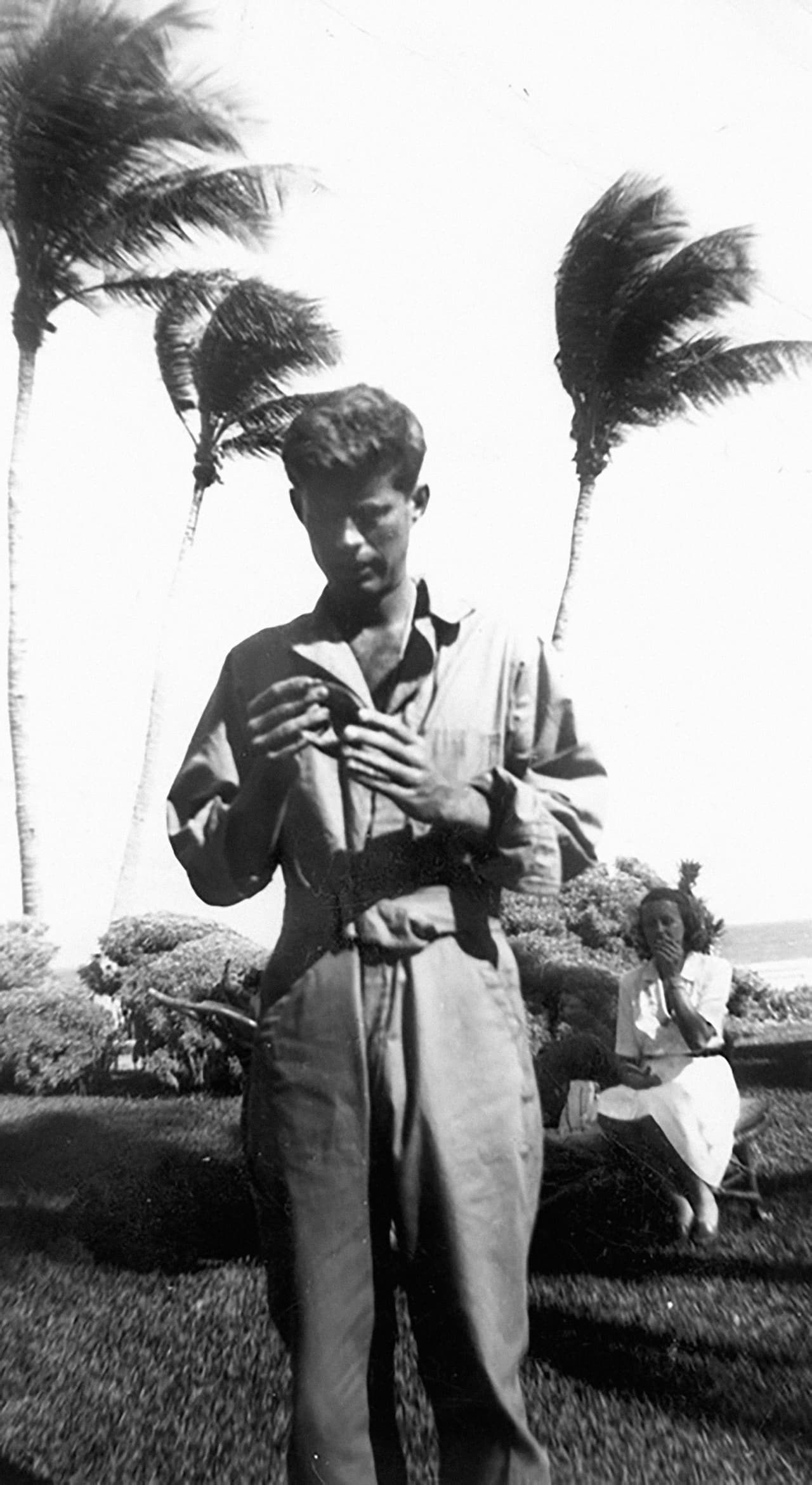 En 1943 la armada japonesa hundió la lancha comandada por JFK en el Pacífico. Herido en la columna, su punto débil desde niño, ayudó a varios de sus compañeros a alcanzar la costa en un pequeño islote, con lo que se convirtió en un héroe de guerra. En la fotografía de 1944 tomada en su casa familiar de Palm Beach, JFK examina la cáscara de un coco en el que había escrito el mensaje que sirvió para ser rescatado junto a sus compañeros luego de seis días en la remota isla.