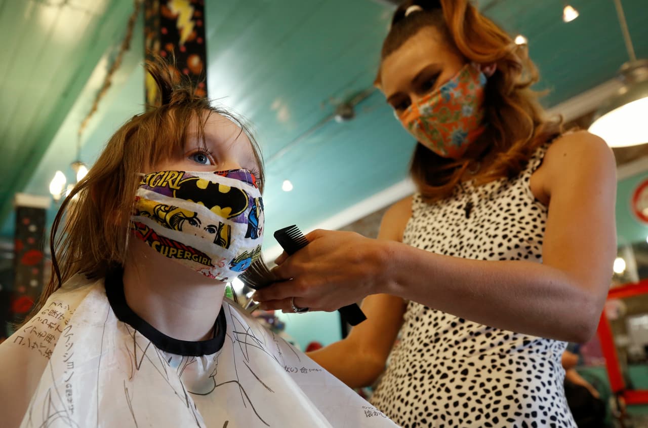 Esos establecimientos incluyen cines, bares, spas, salones de belleza, cuidado de uñas y gimnasios, entre otros. Sin embargo, ciertos condados han recibido la aprobación directa del estado para reabrir comercios que en otros lugares de California aún son considerados de alto riesgo. En la imagen, un niño recibe un corte de cabello Rockabetty's Hair Parlor, en Yuba City.