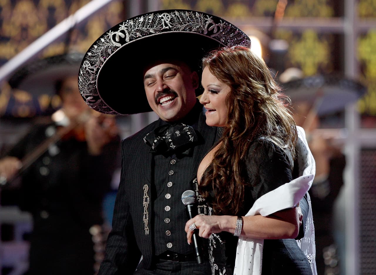 Lupillo Rivera, hermano de Jenni, fue muy contundente en el programa La Reina de la Canción al defender el legado artístico de su hermana: "Nunca existirá otra Jenni Rivera. Nadie la va a poder reemplazar".