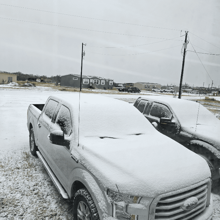La tormenta invernal trajo una densa capa de nieve que cubrió la ciudad y varias zonas del centro de Texas. 
<br>
<br>Usuarios de Univision enviaron las imágenes de cómo vivieron la primer nevada del 2025.