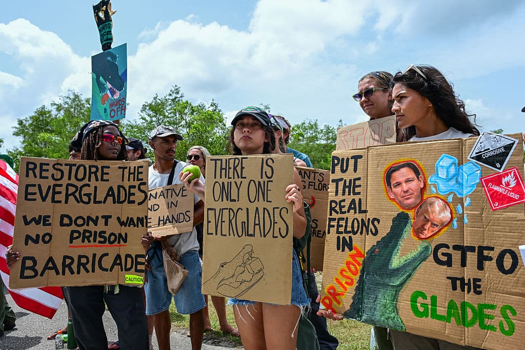 Una multitud condenó 
<b><a href="https://www.univision.com/local/miami-wltv/alcatraz-de-los-caimanes-la-nueva-carcel-para-inmigrantes-en-los-everglades-se-construye-con-fondos-de-fema" target="_blank">la construcción del "Alcatraz de los Caimanes"</a></b>, como llaman de forma no oficial a la nueva cárcel para inmigrantes indocumentados en los Everglades, cerca de la comunidad Ochopee, en Florida.
<br>
<br>A pesar de las protestas, 
<b>el gobernador del estado, Ron DeSantis</b>, confirmó que el centro de detención 
<b>comienza operaciones el 1 de julio</b>. Los invitados especiales del evento de inauguración son el 
<b><a href="https://www.univision.com/noticias/politica/gobierno-de-donald-trump-ultimas-noticias-en-vivo-lunes-30-de-junio" target="_blank">presidente Donald Trump</a></b> y la 
<b>secretaria de Seguridad Nacional, Kristi Noem</b>.