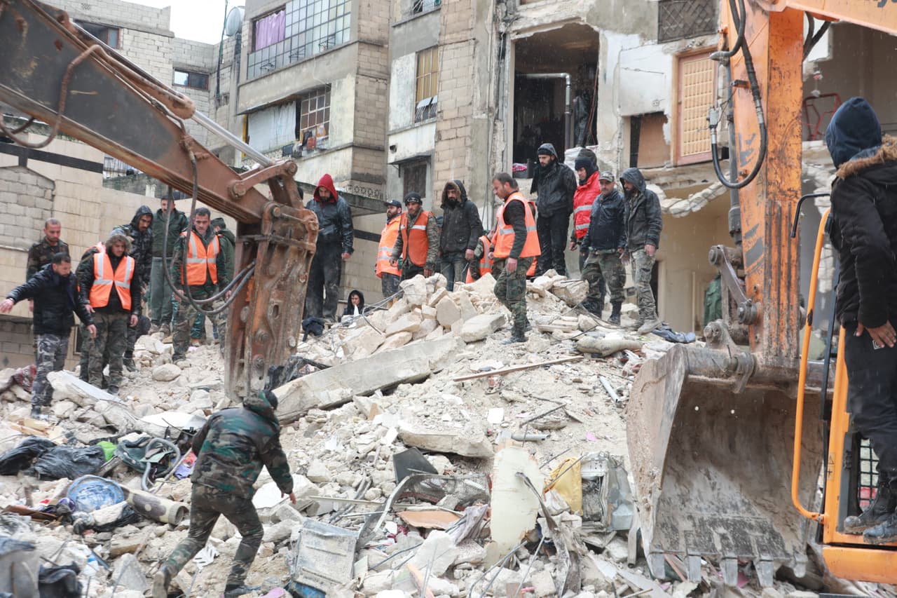 Equipos de rescatistas intentando salva a personas atrapadas entre los escombros de los edificios que colapsaron en Siria, tras el terremoto en Turquía.
