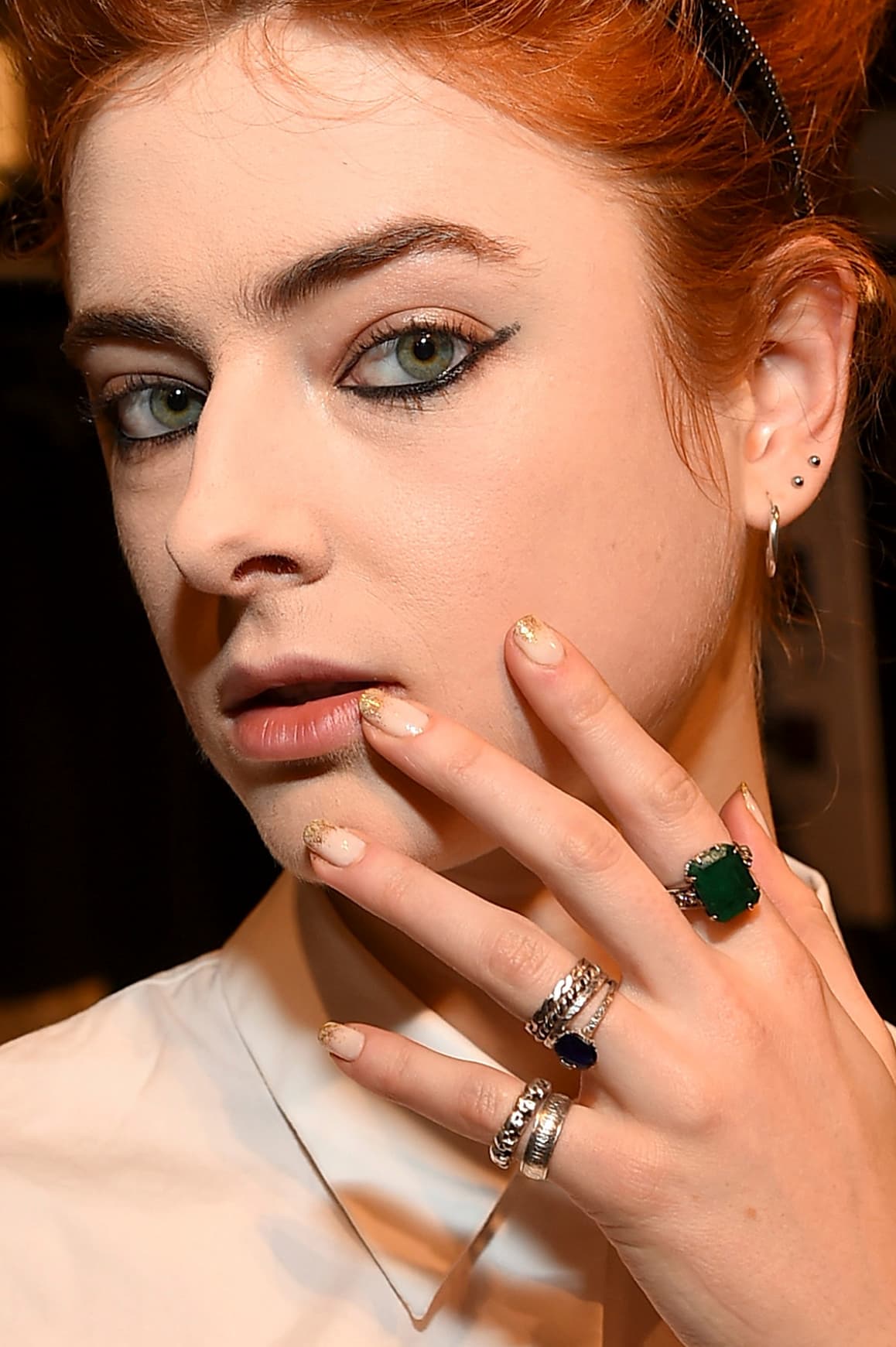 <b>3. El glitter.</b> Esta 
<a href="http://www.univision.com/estilo-de-vida/belleza/tendencias-de-maquillaje-para-llevar-el-proximo-otono-e-invierno-fotos">temporada</a> no sólo está presente en el maquillaje de los párpado, este acabado brillante también invade las uñas. Se lleva en barnices que añaden estos destellos a toda la superficie de la uña, pero también sólo en la punta al estilo del manicure francés. 
<br>