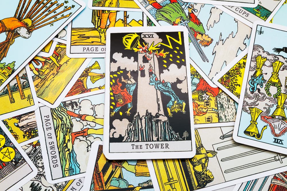 Y es que la representación más popular de la Torre del tarot (en la baraja de Rider Waite) nos presenta a una gran torre a la que le pega un potente rayo y termina destruida y en llamas. Dos figuras caen de los balcones, incluyendo un rey, denotando que nadie, ni una figura tan poderosa, se salvará de su poder.