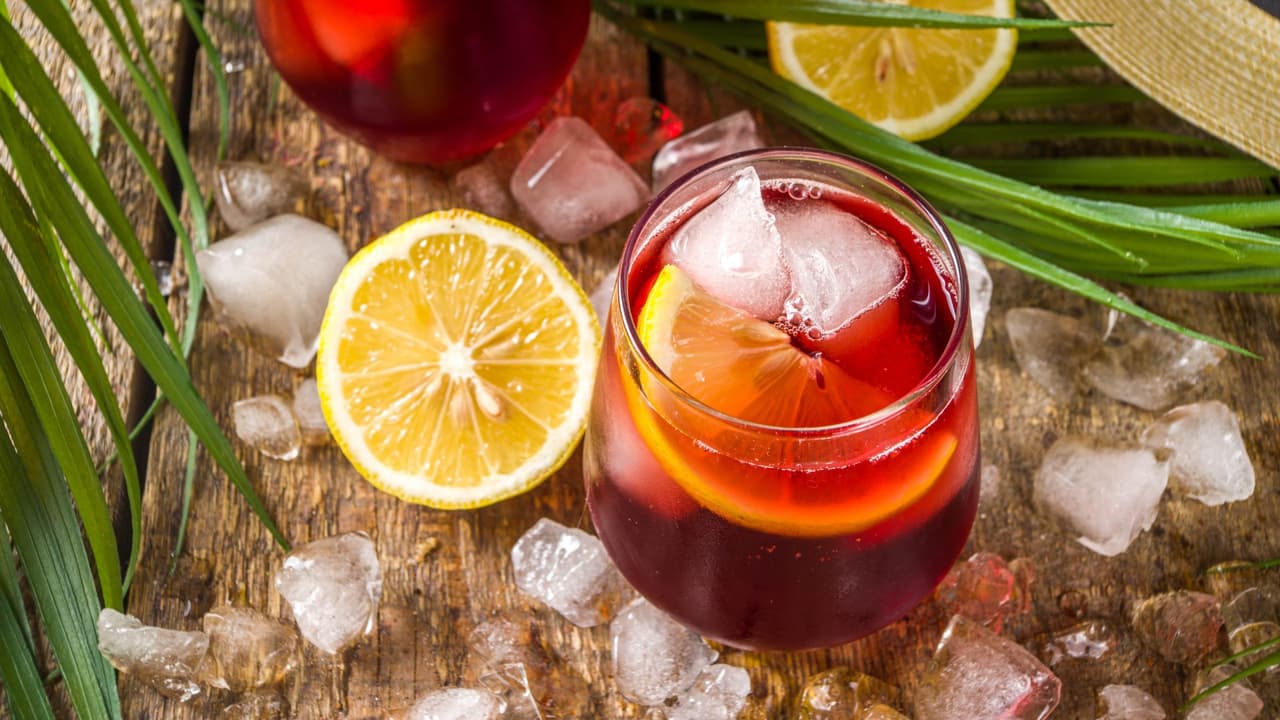 La mejor receta de limonada de vino tinto para un verano refrescante
