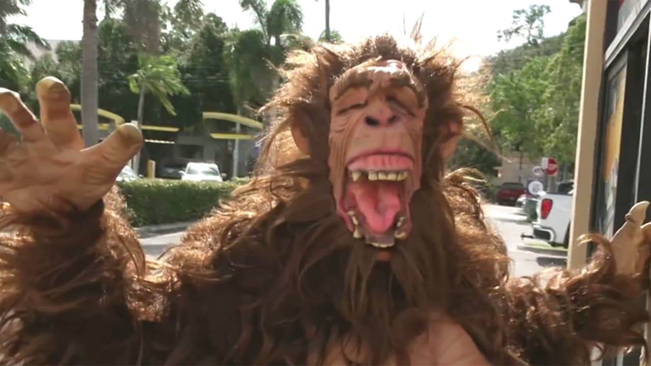 El mono loco salió a asustar en Halloween: así reaccionó la gente en las calles