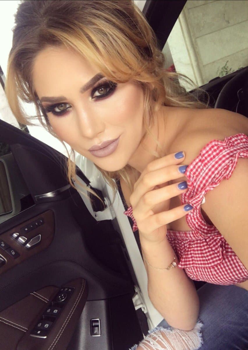 Fernanda Gómez, poco a poco se ha ganado el corazón de los fans de 'El Canerlo', quienes opinan en las redes sociales, que es una mujer desinteresada, porque se mantiene al margen de la vida pública del deportista.
<br>