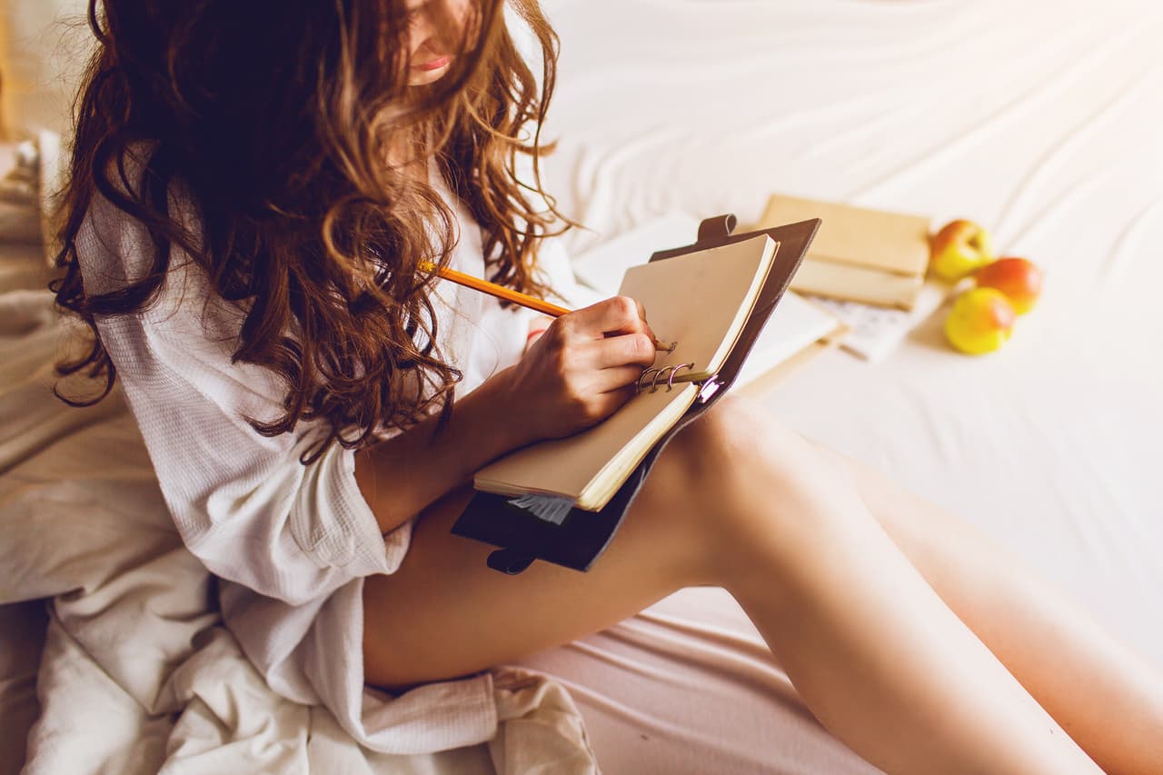 Tendrás al lado de tu cama una libreta y un bolígrafo o lápiz para que anotes todo lo que vas a recibir en sueños telepáticos significativos que te indicarán lo que debes hacer al día siguiente, ya bien sea acudir a un sitio para una entrevista laboral, iniciar un proyecto o asistir a un sitio donde haya juegos lícitos y tentar el azar.