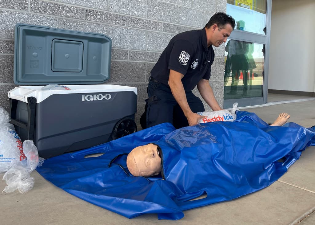 El capitán de bomberos de Phoenix, John Prato, muestra un nuevo protocolo que el cuerpo de bomberos de la gran ciudad más calurosa de Estados Unidos está adoptando. La terapia de inmersión en agua fría que ya utilizan los hospitales de la zona también será utilizada ahora por el personal de bomberos y paramédicos de Phoenix en todos los pacientes que encuentren esta temporada con signos de insolación.