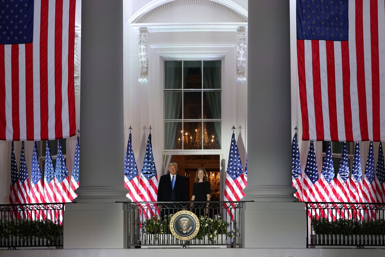 Una vez juramentada, Barrett y el presidente Donald Trump observan desde uno de los balcones de la 
<a href="https://www.univision.com/temas/casa-blanca">Casa Blanca.</a>
