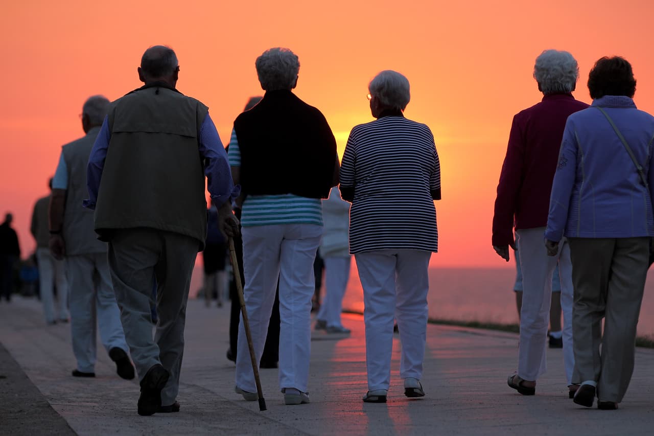 "Por lo general, el consejo es participar en actividades mentalmente desafiantes. Mantener su vida social activa implicaría invertir en sus amistades en el trabajo, en la familia y con otros amigos. Los centros para personas mayores son un buen lugar para que los adultos mayores socialicen y participen en oportunidades educativas, al igual que los programas en algunas universidades como The Bernard Osher Foundation", dijo a Univision Noticias el doctor Neil Charness, director del Institute for Successful Longevity (Instituto para una longevidad exitosa) de la Universidad Estatal de Florida.