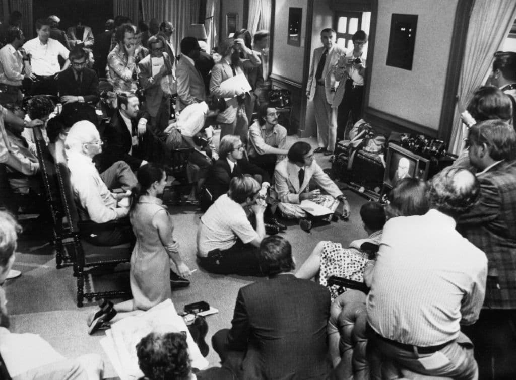 Unos 
<b>80 millones </b>de estadounidenses -más de un tercio de la población de entonces- sintonizaron en vivo el testimonio televisado del entonces consejero de la Casa Blanca, John Dean, contra Nixon en 
<b>las audiencias del Watergate</b>.