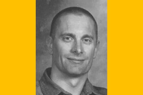 Robert William Fisher es buscado por presuntamente haber matado a su esposa y a sus dos hijos pequeños y haber hecho explotar la casa en la que vivían en Scottsdale, Arizona, en abril de 2001. Escapó para evitar el enjuiciamiento. Se sabe que Fisher mastica mucho tabaco. Tiene lazos con Nuevo México y Florida. Se cree que posee varias armas, entre ellas un rifle de gran potencia.