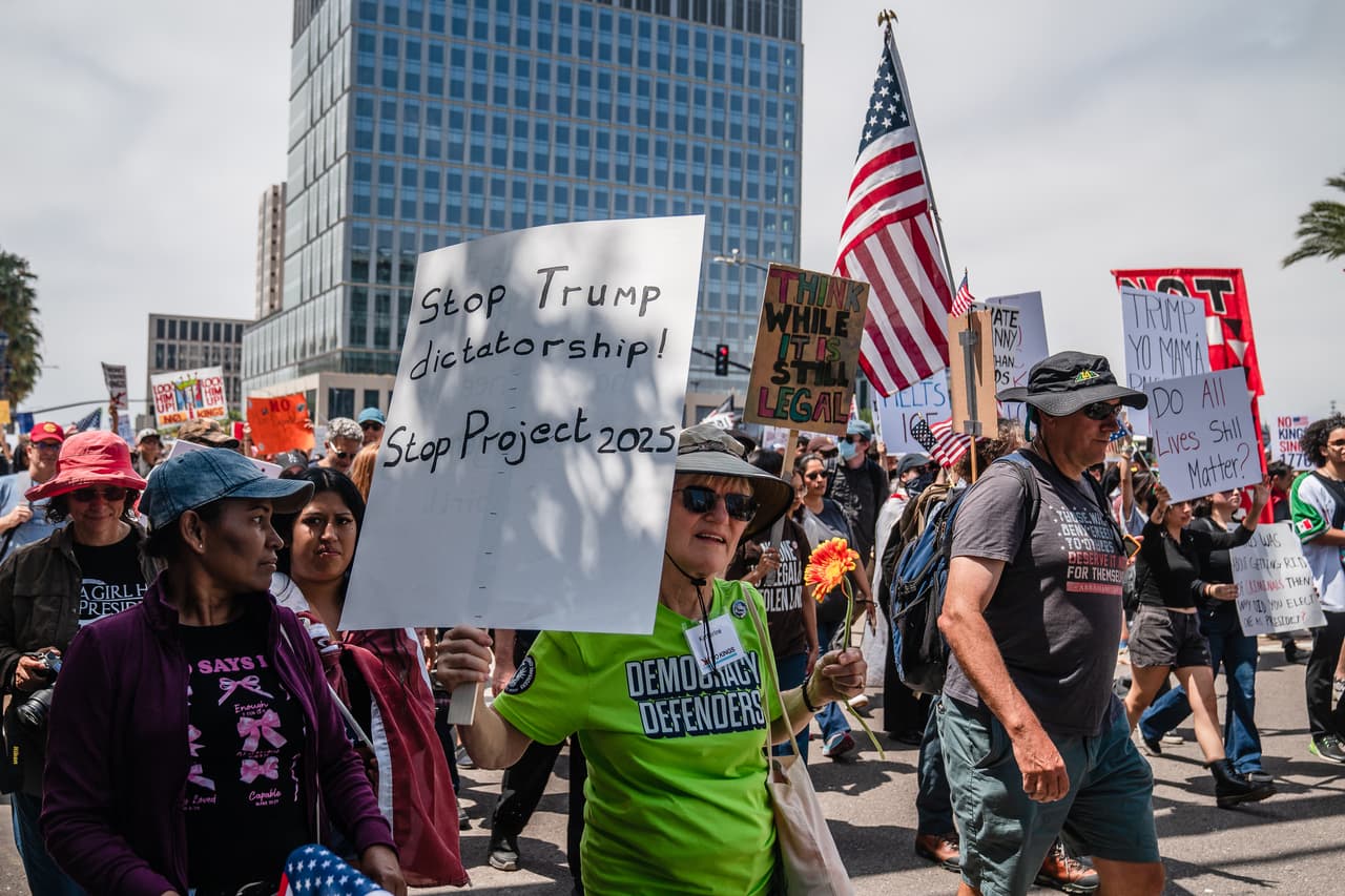 Los organizadores de
<b> “No Kings” llamaron a la unidad y a la resistencia pacífica</b>, afirmando que la administración Trump busca consolidar un poder autoritario incompatible con la democracia.