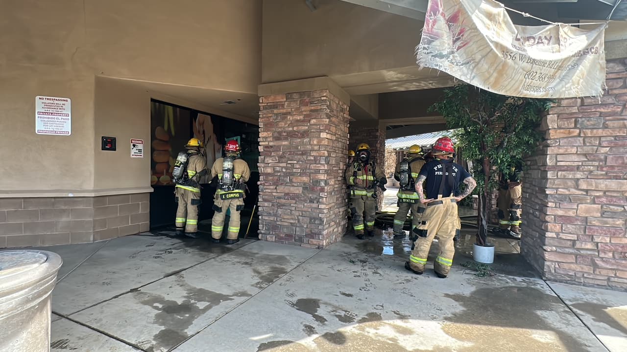 “Los equipos accedieron rápidamente al salón y extinguieron el contenido en llamas antes de que ocurriera cualquier extensión estructural”, reportó el Departamento de Bomberos.