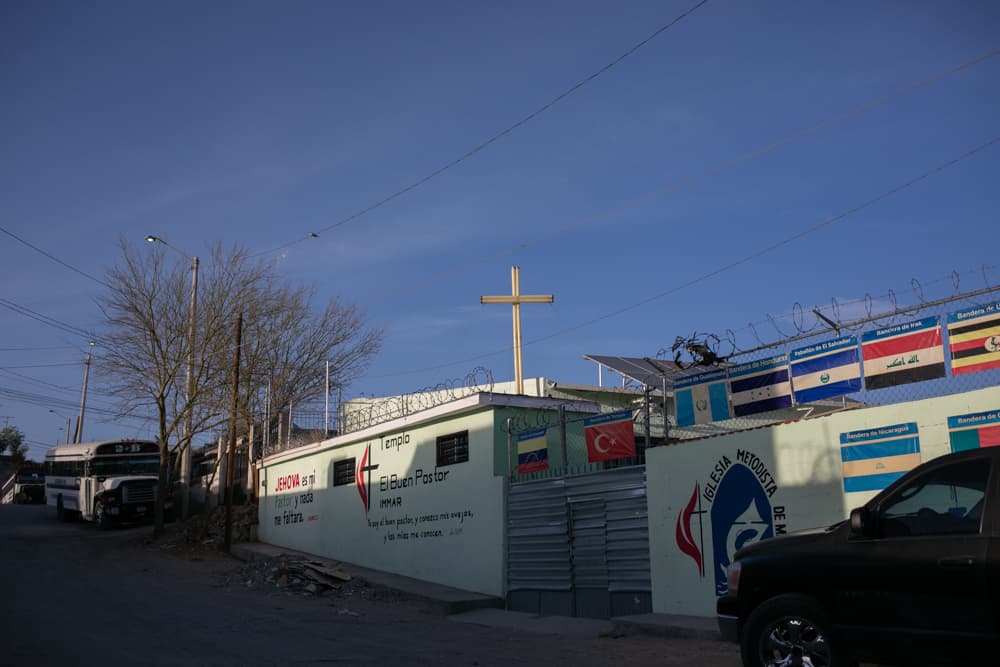 Otro de los albergues que opera en Ciudad Juárez es el Buen Samaritano. Está ubicado a las afueras, al noreste de la ciudad en un área de calles de tierra y, por ende, de difícil acceso. Cuando el pastor Juan Fierro asumió la dirección de este lugar en 2017, le ordenaron que solo recibiera a hombres. Pero en 2018 el número de migrantes llegando a la frontera sobrepasó a esa norma. 
<b>"Tuve que tomar decisiones en ese momento y recibí a hombres y mujeres", </b>recuerda. Ahora, con la expulsión masiva de migrantes bajo Título 42 hacia Ciudad juárez, ha decidido admitir incluso a familias enteras con sus niños.