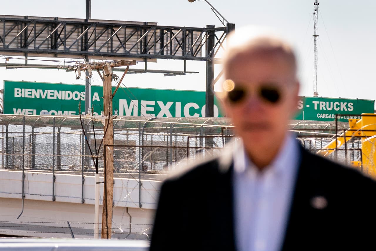 Un letrero que dice "Bienvenidos a México", en el puente de Las Américas (que une Ciudad Juárez con El Paso, Texas) aparece detrás del presidente Joe Biden, que visitó la frontera sur del país por primera vez 
<a href="https://www.univision.com/noticias/inmigracion/biden-visita-el-paso-la-primera-gira-frontera-desde-que-llego-casa-blanca/?lkj" target="_blank">desde que llegó a la Casa Blanca</a>.