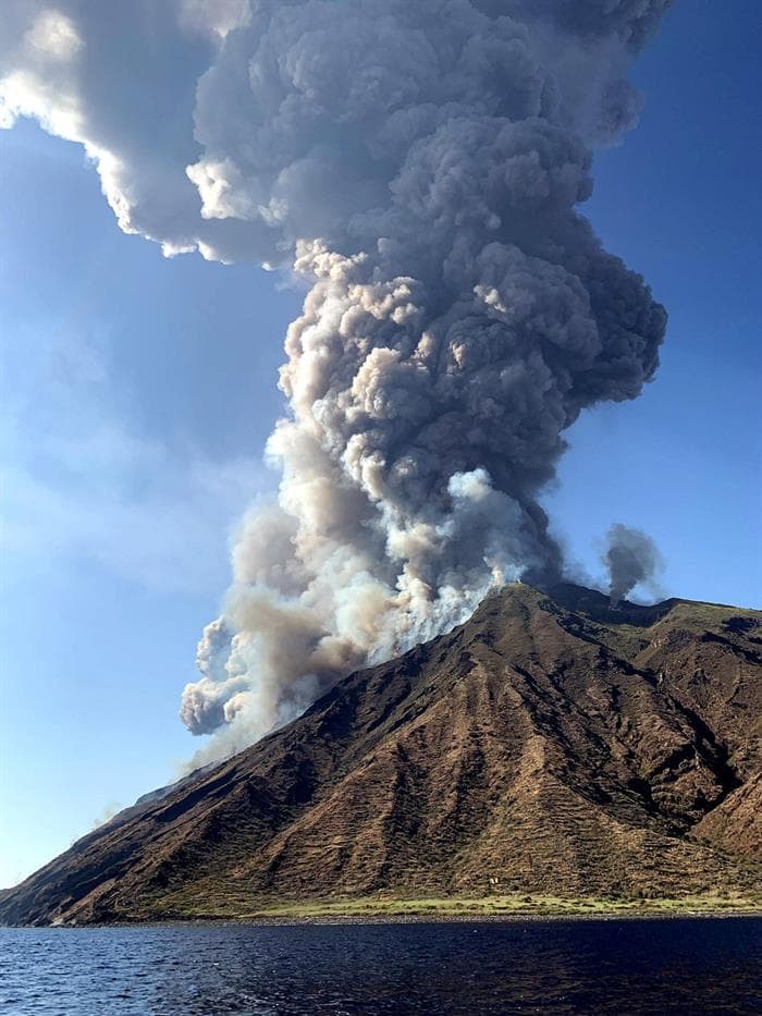 En la memoria está aún la erupción del 30 de diciembre de 2002 que provocó un pequeño tsunami en el sur del Tirreno, con una ola de unos veinte metros de altura que arrasó la isla de Stromboli.