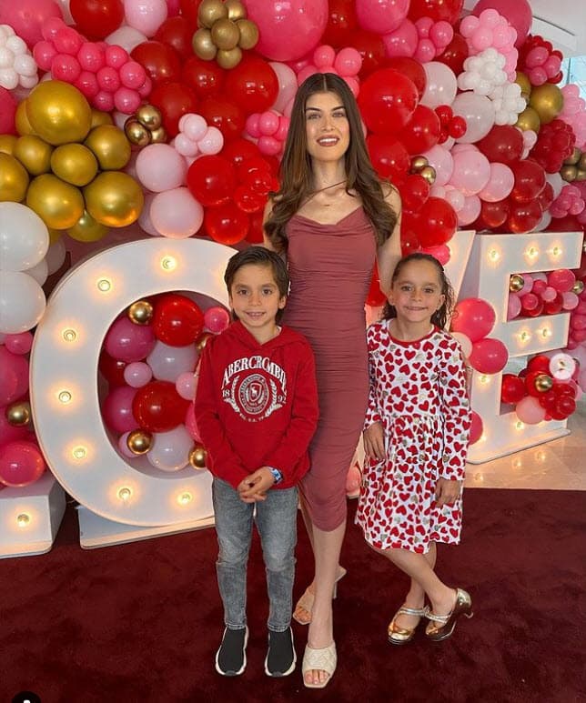 En los últimos años, la 'influencer', empresaria y actriz ha tenido un mayor acercamiento con su padre, a quien a cada oportunidad le envía sus cariños: "Yo quiero mucho a mi papá. Hi, papi", dijo en una entrevista para 'De primera mano' en 2019. Incluso, convive con sus pequeños hermanos, los mellizos que Salinas tuvo con Elizabeth Álvarez.