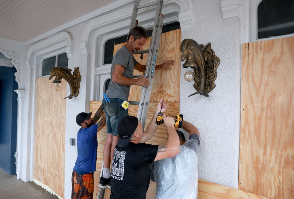Unos fueron ayudando a otros a proteger el negocio hasta completar la obra antes de que Debby entrara a suelo de Florida como un huracán.