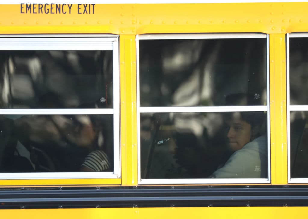 Una menor de 11 años es acusada de crimen de odio después de agredir a otra niña de raza negra en un autobús escolar