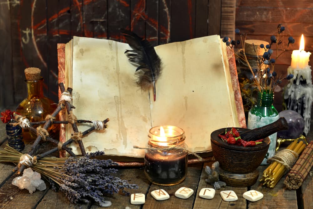 Dentro del mundo de las brujas, sea por brujería, la religión wicca o sus derivados, también utilizan muchas cosas como amuletos, no sólo para protegerse ellos mismos, sino para hacer sus hechizos, rituales o hasta repeler el daño que les quieran hacer a ellos.
