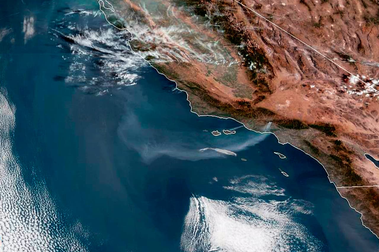 Luego que al menos tres incendios devastaran zonas del norte y sur del estado, 
<a href="https://www.univision.com/noticias/sucesos/fotografias-interactivas-el-norte-y-sur-de-california-en-llamas-antes-y-despues">dos cerca de los Ángeles (Getty Y Tick) y uno al norte de San Francisco (Kincade)</a>, el Servicio Meteorológico Nacional emitió las alertas de vientos. Pronosticó ráfagas de hasta 80 millas por hora, que combinada con la baja humedad afectada es un coctel ideal para alimentar el fuego. En esta imagen el humo que se veía desde el espacio alrededor de Los Ángeles el 11 de octubre de 2019.