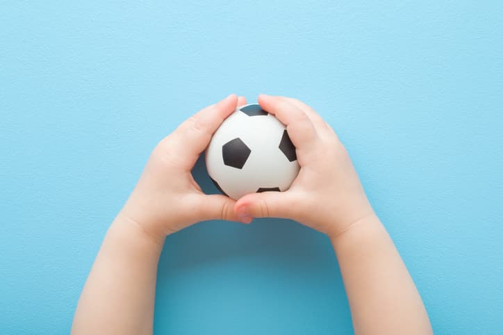 <b>Revisa el tamaño</b>. Ningún juguete que esté al alcance de los niños debe ser más pequeño que el tamaño de su boca, pues, de lo contrario, conlleva un riesgo de ahogamiento, especialmente entre los más pequeños, recalca la 
<a href="https://www.healthychildren.org/English/safety-prevention/at-home/Pages/How-to-Buy-Safe-Toys.aspx">Academia Estadounidense de Pediatría</a>.
<br>