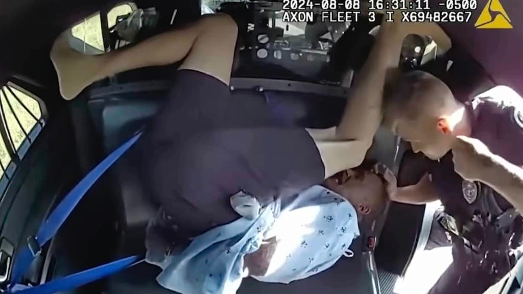 El policía de Arkansas que fue captado golpeando brutalmente a un hombre esposado dentro de una patrulla 