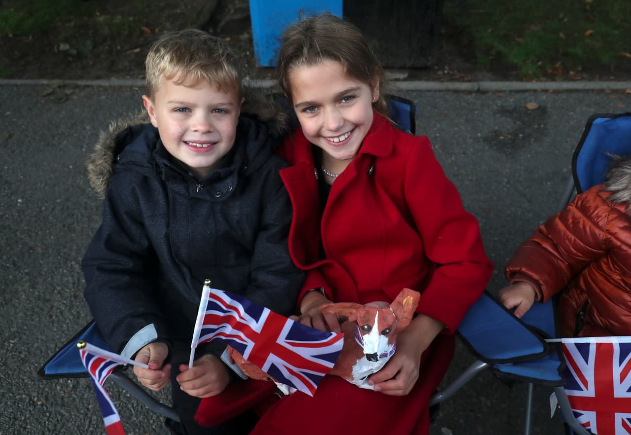 Incluso niños quisieron no perderse el histórico momento. Sólo quienes tienen más de 70 años y 217 días han vivido bajo otro soberano que no fuera la reina Isabel II .
