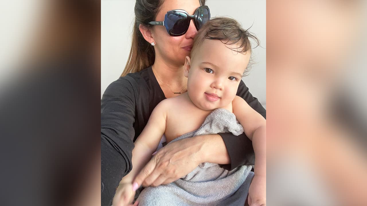Baby Ford aprende técnica de sobrevivencia en piscina para evitar accidentes