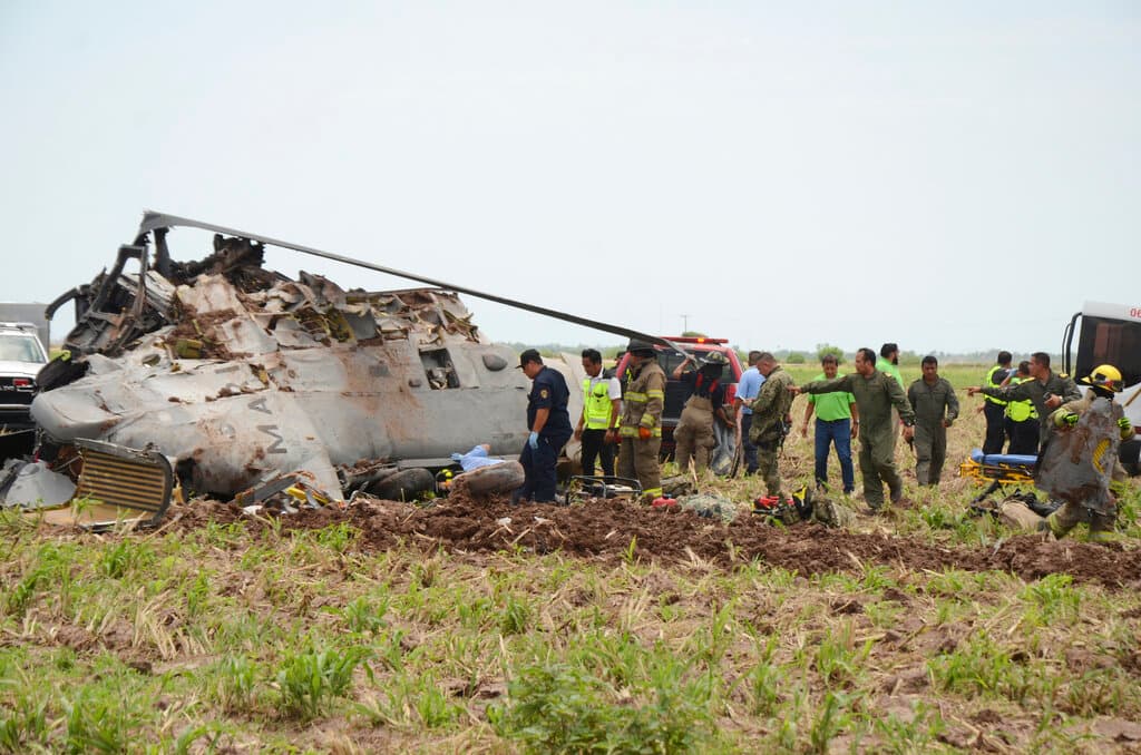 Personal de emergencia junto a un helicóptero Blackhawk que se estrelló tras una operación de apoyo a las fuerzas quye capturaron a Caro Quintero en Sinaloa.