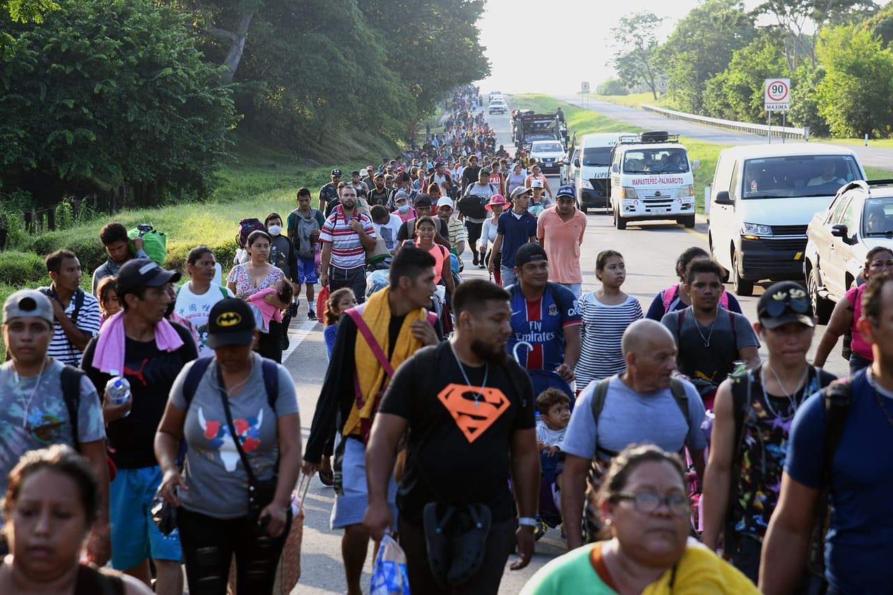 Los organizadores de la caravana insistieron en que, a pesar de los enfrentamientos registrados esta mañana, día 13 de la marcha, 
<b>seguirán viaje hacia la capital federal</b> en busca de respuestas del gobierno de López Obrador. La caravana demanda del gobierno de México el cumplimiento de las promesas de 
<a href="https://www.univision.com/temas/asilo-politico">asilo</a> y permisos de trabajo, así como acelerar los procesos tanto en la Comisión Nacional de Refugiados (COMAR) como en el INM.
<br>