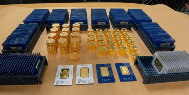Evidencia del Departamento de Justicia en el caso penal del rabino Yisroel Goldstein. Son monedas de oro que compró para ocultar la fuente de las donaciones que realizó un falso contribuyente.