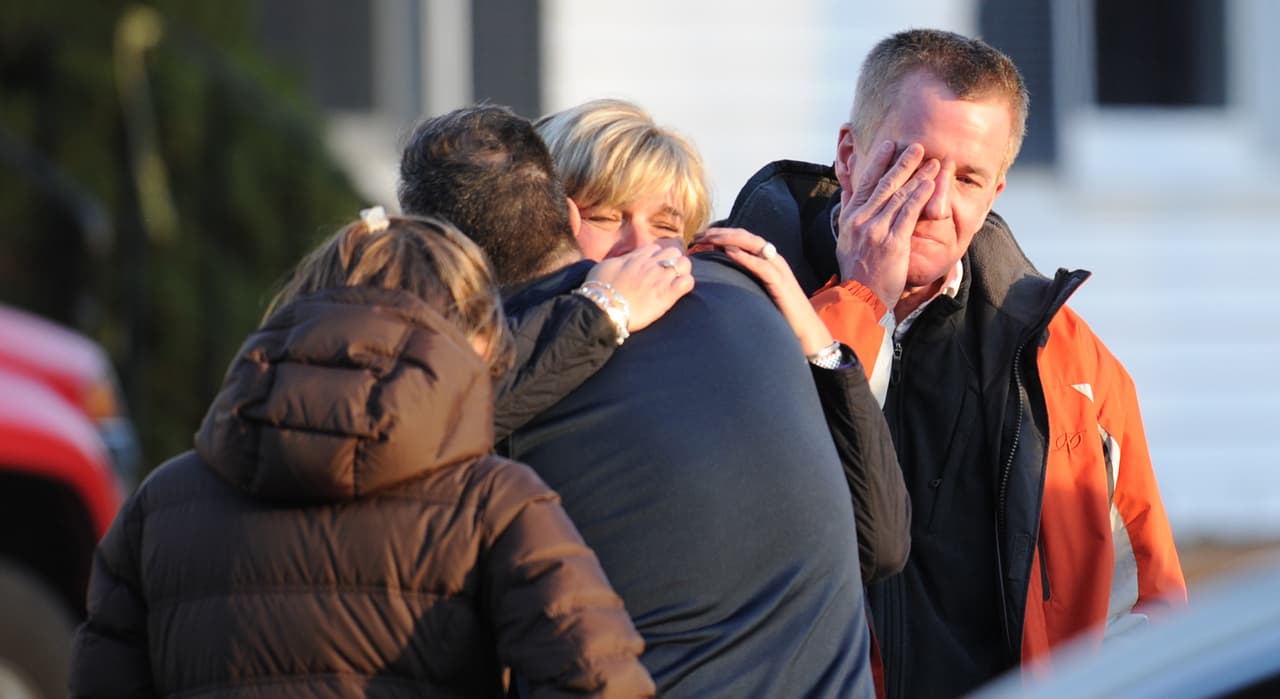 Alrededor de las 9:30 de la mañana, Adam Lanza disparó contra su madre en su casa de Home Town. Desde allí se dirigió a la primara Sandy Hook donde atacó a estudiantes y maestros. En total asesinó a 27 personas.