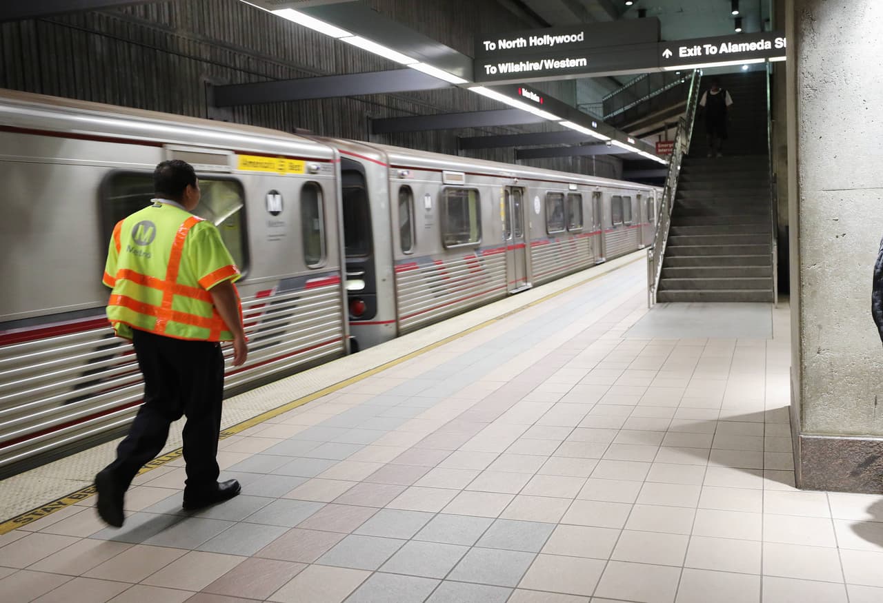 Metrolink ofrece a militares activos un 10 % de descuento en boletos de ida y de ida y vuelta. 
<br>Los veteranos deberán presentar una tarjeta de acceso común (CAC) válida con "Servicio activo", para solicitar su descuento.