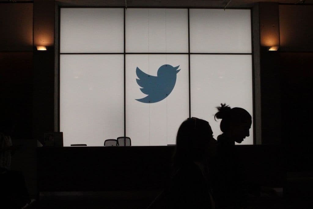 <a href="https://cnnespanol.cnn.com/2021/07/29/empresas-que-exigen-vacuna-covid-empleados-trax/" target="_blank">Twitter ya pedía a sus empleados el comprobante</a> de su vacunación al regresar a la oficina, pero este miércoles ha ido más allá en sus precauciones: 
<b>ha cerrado sus sedes en Nueva York y San Francisco por completo</b>. "Después de una cuidadosa consideración de las 
<a href="https://www.univision.com/noticias/salud/cdc-recomendaran-uso-mascarillas-espacios-cerrados-variante-delta">pautas actualizadas de los CDC</a> y a la luz de las condiciones actuales", explicó un portavoz a la cadena 
<i>CNN.</i>
<br>