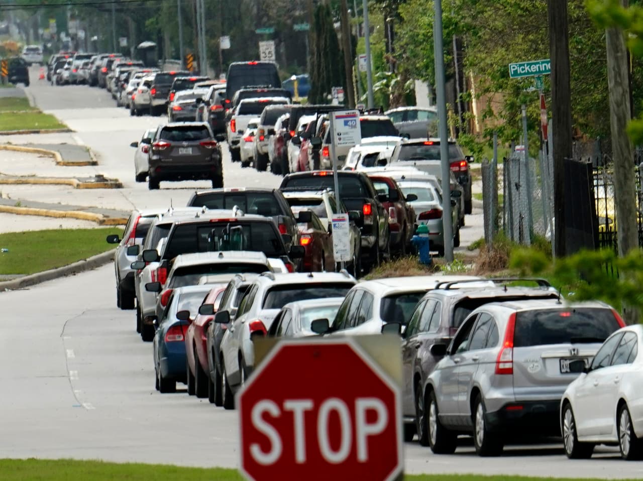 <b>Larga espera para el examen en Texas.</b> Una fila de automóviles de más de dos millas se formó para acceder a un punto de exámenes en el auto en Houston, Texas, el 19 de marzo. En este estado hay más de 400 casos confirmados.