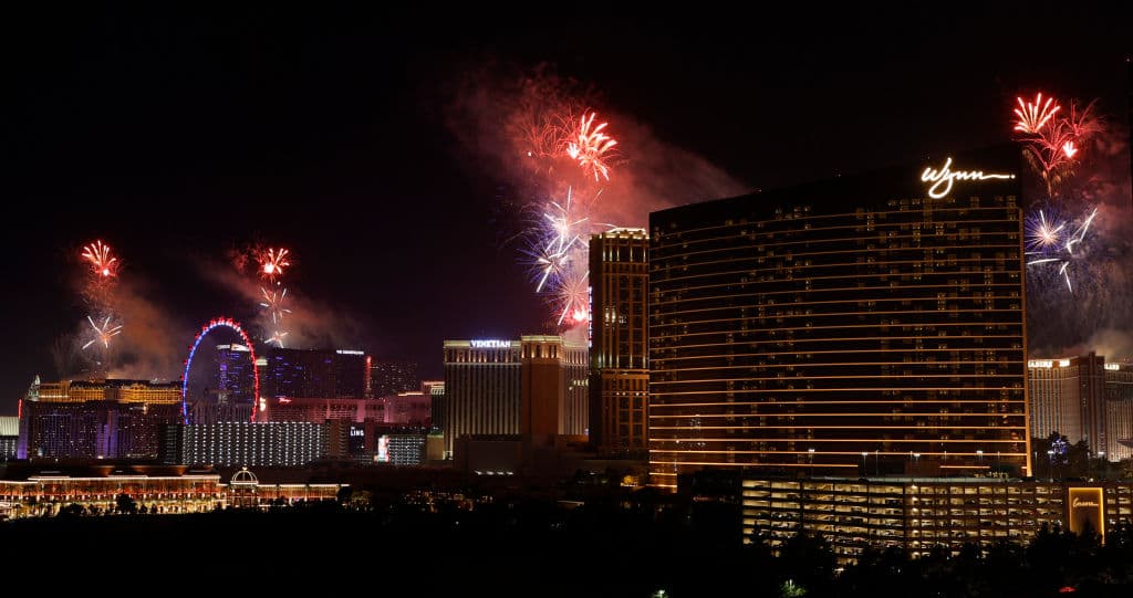 En la foto, así se vieron los fuegos artificiales sobre los edificios de 
<b>Las Vegas, Nevada</b>, para conmemorar la fiesta nacional.