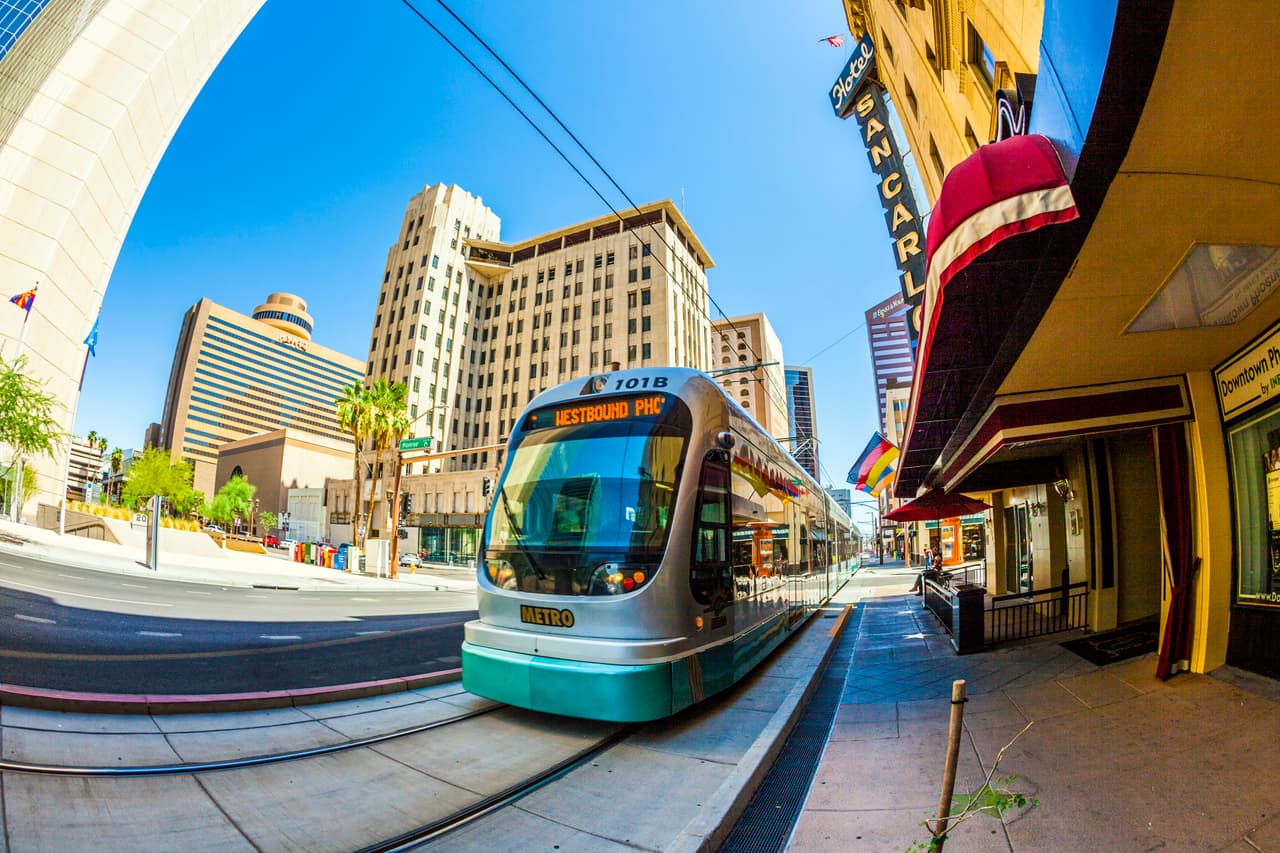<b>Puesto 14. Arizona</b>
<br>
<br>Denuncias por robo de identidad: 380 por cada 100,000 habitantes (total: 27,661 denuncias).
<br>
<br>Pérdida de dinero promedio para todos los tipos de fraude: 374 dólares. 
<br>
<br>Usos más comunes del robo de identidad: falsificación de documentos para recibir beneficios gubernamentales (39%) y fraude con tarjetas de crédito (19%).
<br>