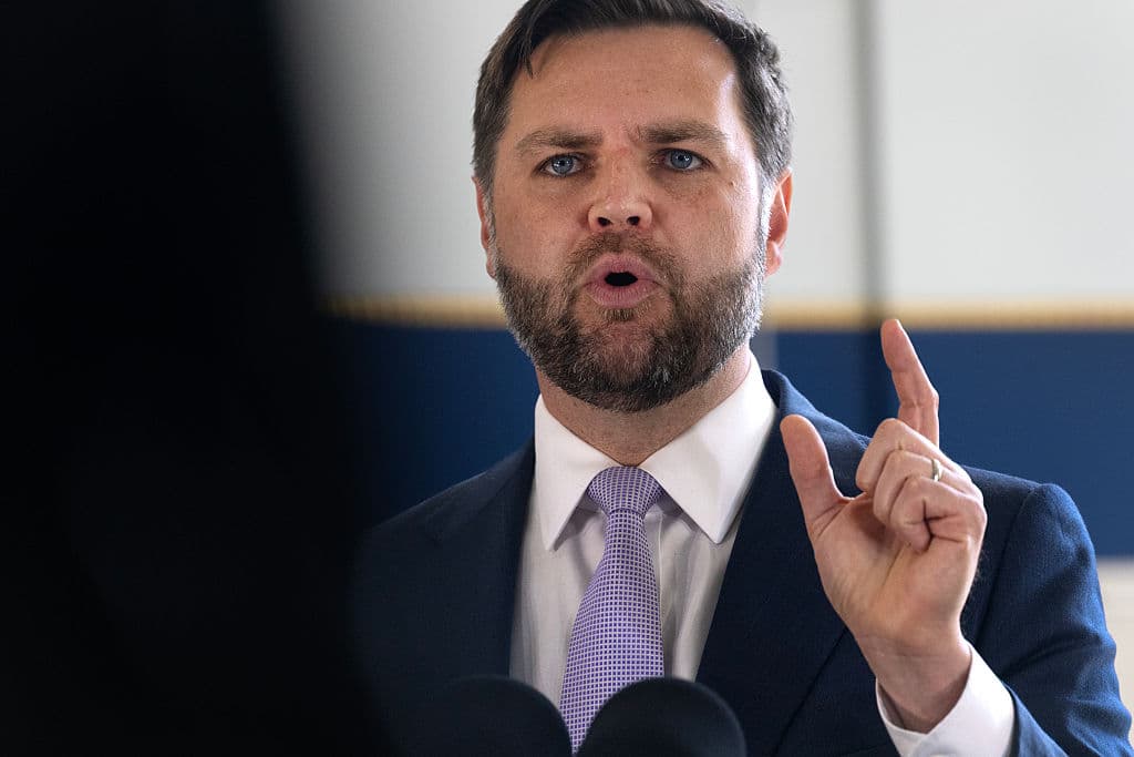 El vicepresidente JD Vance celebró la decisión de la Corte Suprema sobre mandatos judiciales nacionales, calificándola como "enorme". Elogió a los jueces por "refutar el ridículo proceso" y compartió publicaciones que hablaban de "destruir" las órdenes judiciales que los liberales utilizaban para frenar la agenda de Trump.