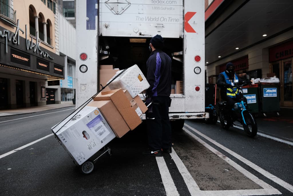 FedEx despide a empleada que lanzó insultos racistas a una tiktoker hispana que no la ayudó