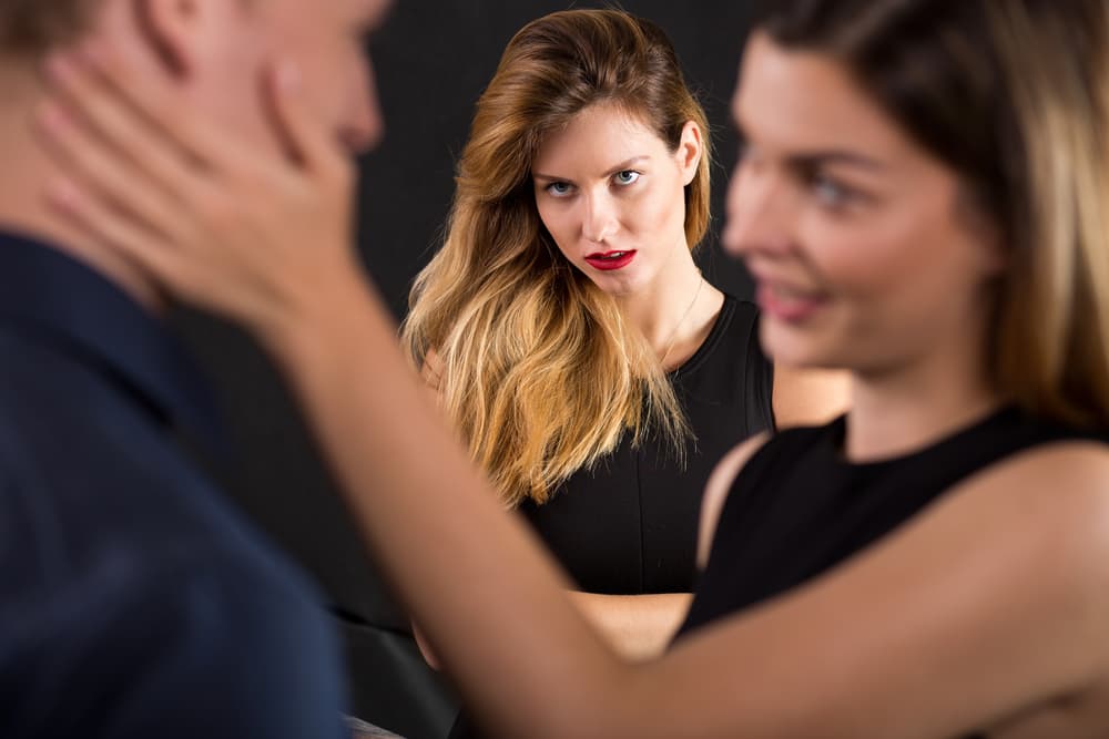 Si tu temperamento es celoso entonces prepárate porque tu pareja Libra te dará muchos motivos para celar, aunque en el fondo no hay por qué preocuparse, se trata de su innata cualidad a ser el centro de la atención social por su belleza y elegancia. Te evitarás la desilusión cuando hayas comprendido esta tendencia librana natural.
