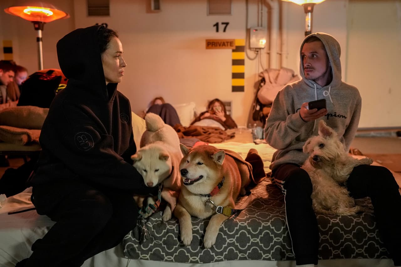 Una pareja y sus mascotas en el sótano de un hotel de Kiev, que fue preparado como refugio. 27 de febrero.