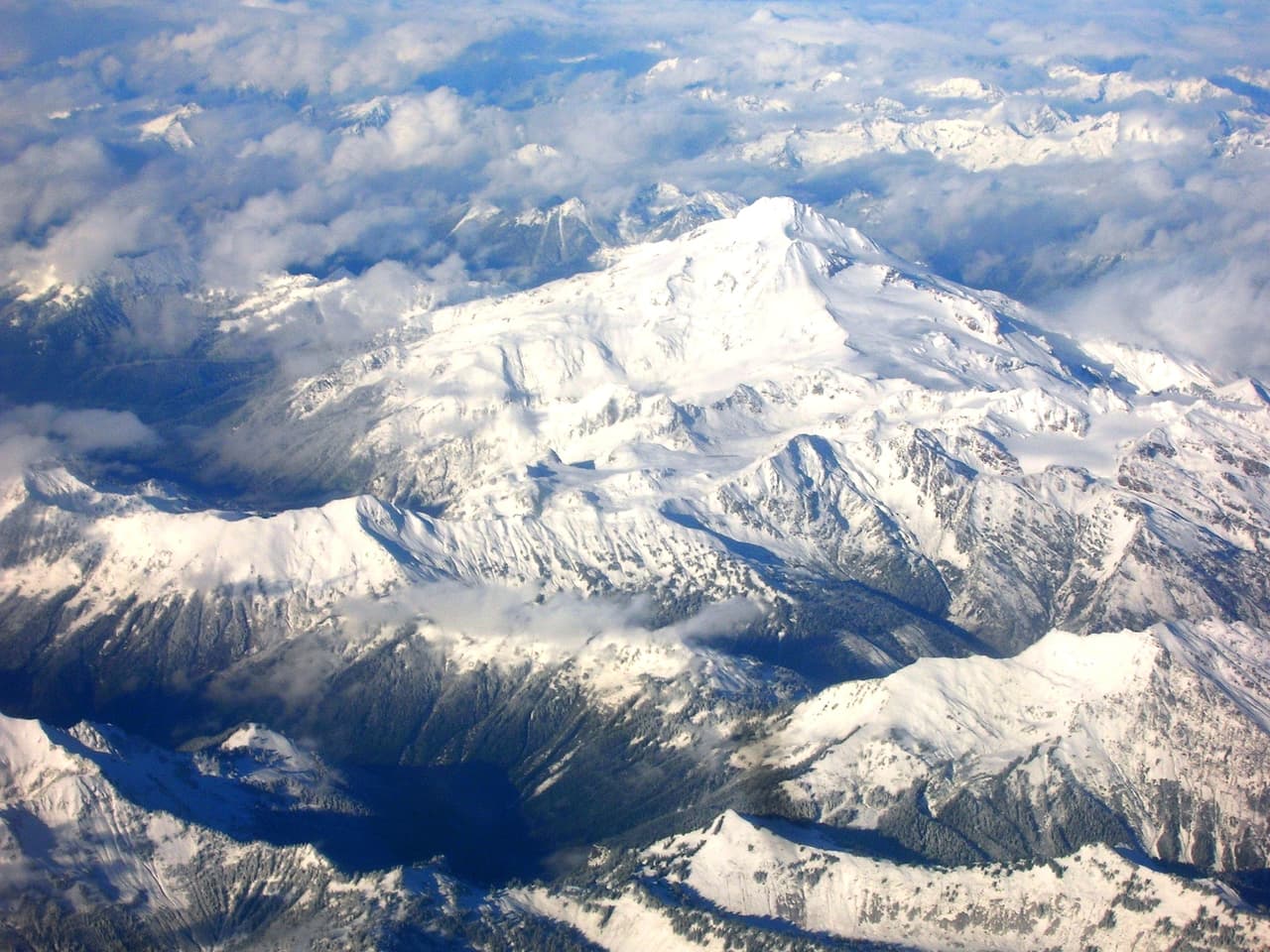 <b>Puesto 15: Glacier Peak, Washington. Índice de amenaza general: 135. </b>Escondido en el desierto y a 70 kilómetros al noreste de Seattle, es el más aislado de los volcanes de Washington y es considerado el más peligroso de la región, uno de los más activos y explosivos. El volcán entró en erupción repetidamente en al menos seis episodios.